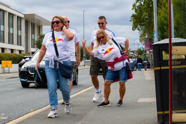 鲸鱼直播体育-乌龙!女子为丈夫网购利兹联官方新款装备,却收到XXXL桑德兰球衣