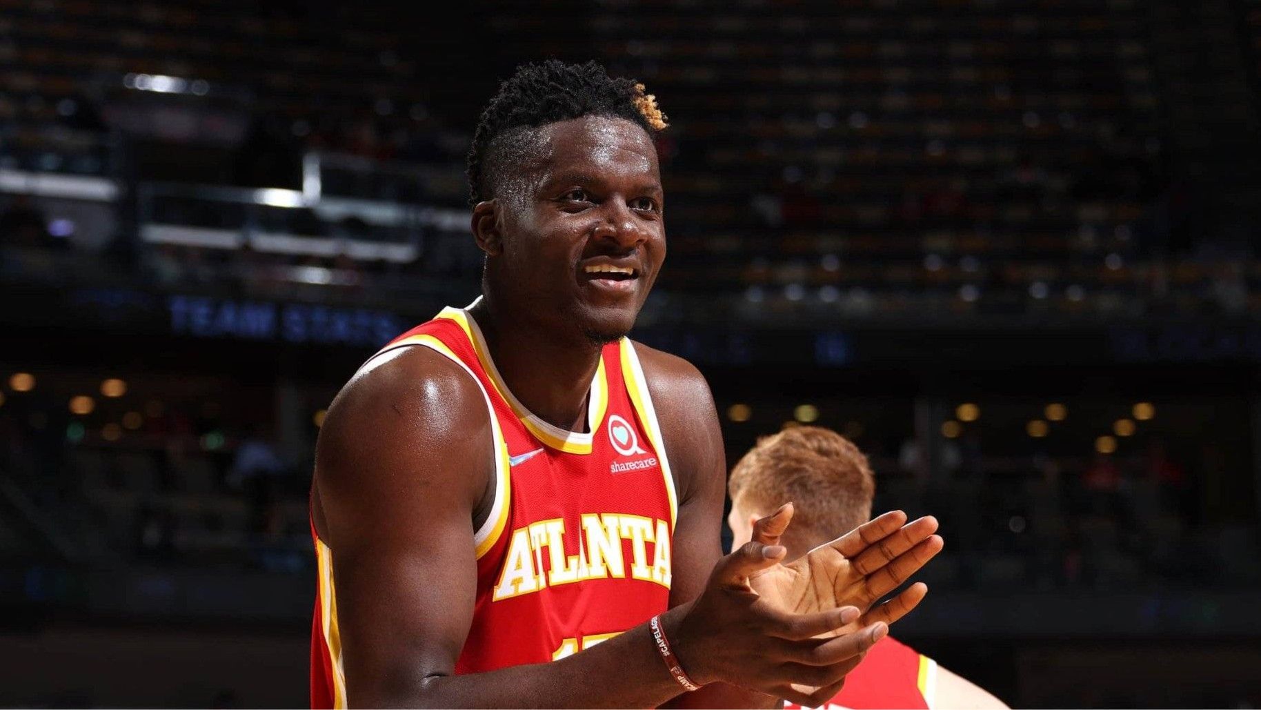 美记预测湖人的奢侈税中产特例最可能给卡佩拉，当湖人内线短期方案