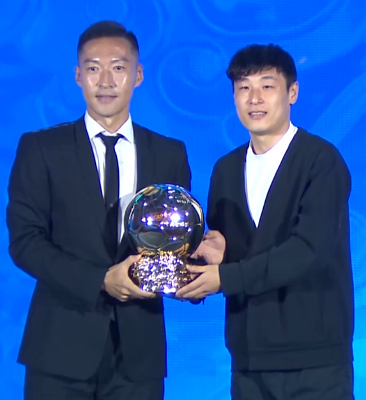 中国金球奖感人一幕！五金王为双金王颁奖，吴曦：或是最后一奖