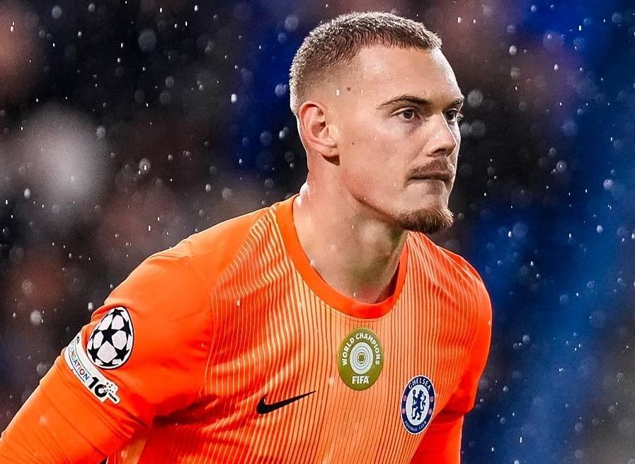 鲸鱼直播足球-约恩森无视詹姆斯呼唤准备直接离场,但被桑切斯拦住并喊去谢场